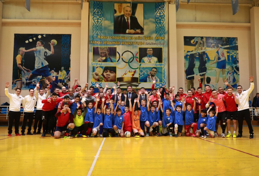 Игроки и тренерский штаб АФК «Кайрат» провели мастер-класс в ДЮСШ Илийского района