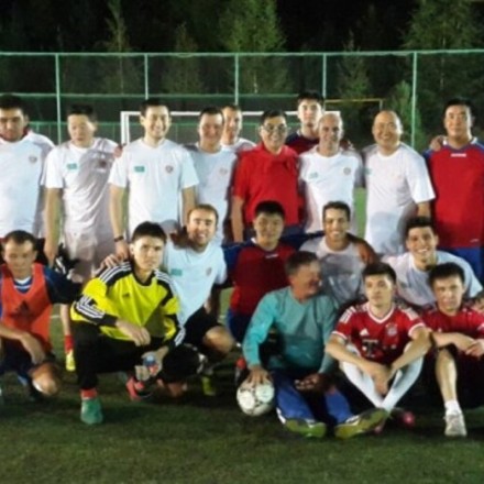 Дружной компанией сыграли в футбол