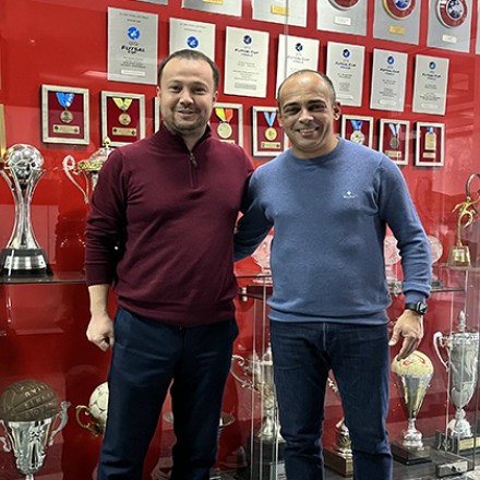 Генеральный директор "Фонда поддержки индустрии туризма и спорта" Асхат Сейсембек посетил базу АФК "Кайрат" и познакомился с руководством клуба, а также главным тренером команды.