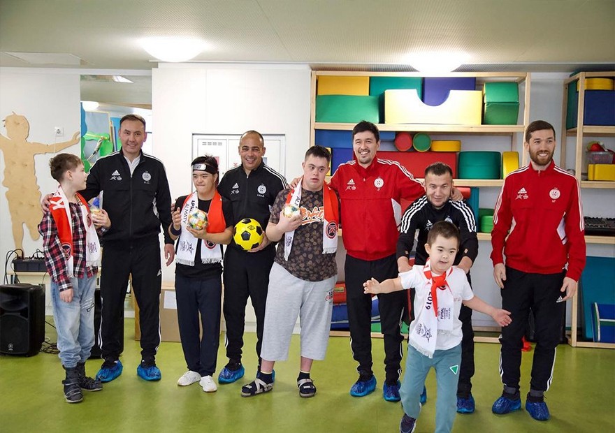 Игроки и тренеры АФК «Кайрат» посетили реабилитационный центр для детей с ограниченными возможностями