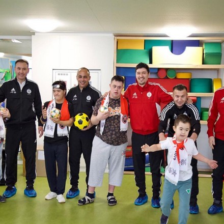 Игроки и тренеры АФК «Кайрат» посетили реабилитационный центр для детей с ограниченными возможностями